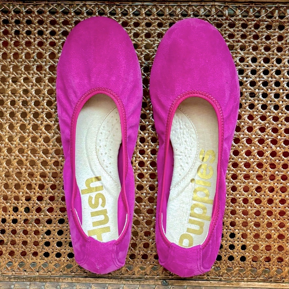 NWOB Hush Puppies chaste ballet flat in very berry pink suede size 6